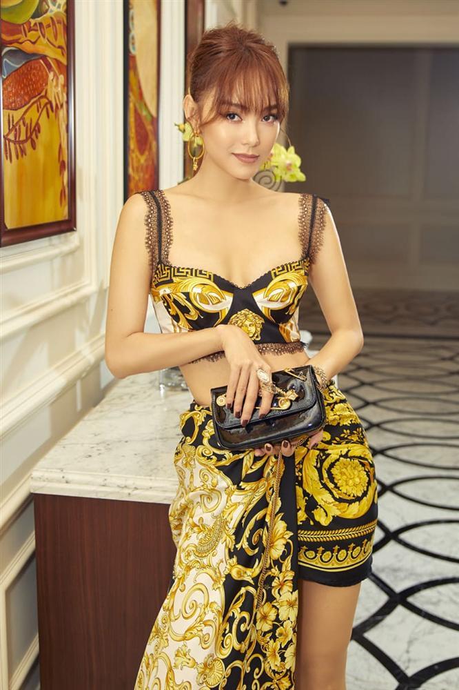 Đụng hàng áo bratop Versace: Lệ Quyên - Minh Hằng - Tiên Nguyễn lên sóng 3 phong cách khác nhau-3