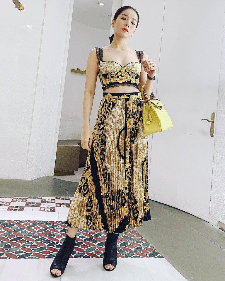 Đụng hàng áo bratop Versace: Lệ Quyên - Minh Hằng - Tiên Nguyễn lên sóng 3 phong cách khác nhau-1