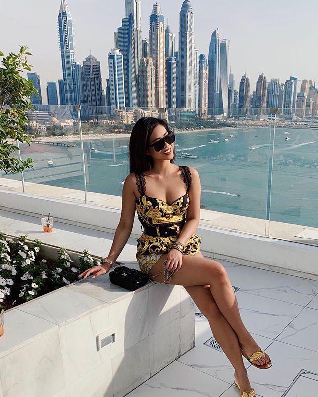 Đụng hàng áo bratop Versace: Lệ Quyên - Minh Hằng - Tiên Nguyễn lên sóng 3 phong cách khác nhau-6