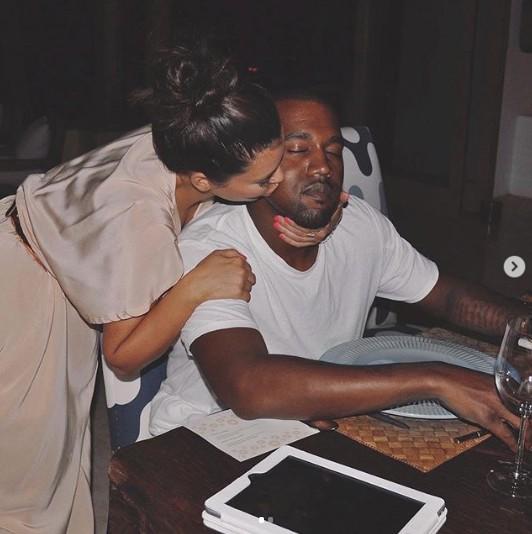 Kim Kardashian và Kanye West kỷ niệm 6 năm ngày cưới-1