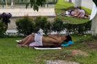 Cặp đôi ăn mặc mát mẻ, vô tư nằm hôn hít trên bãi cỏ ở ven đường Bắc Ninh