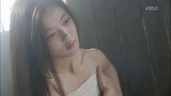 Năm 2016, bộ phim "Mây họa ánh trăng" do Kim Yoo Jung đóng vai nữ chính tạo nên cơn sốt với rating trung bình 17%. Tuy nhiên đây cũng là tác phẩm khiến nữ diễn viên và nhà sản xuất phải nhận án phạt.