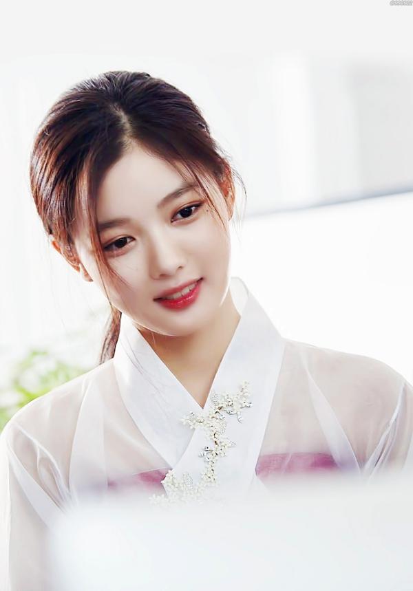 Kim Yoo Jung được khen vì nhan sắc xinh đẹp, diễn xuất tự nhiên.