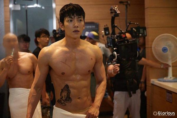 Một trường hợp khác cũng bị "tuýt còi" trên màn ảnh Hàn, đó là cảnh quay trong phim truyền hình The K2.