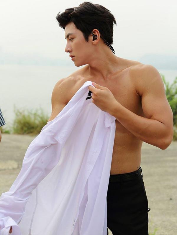 Mặc dù nhận án phạt nhưng tài tử Ji Chang Wook vẫn khiến các fan nữ xuýt xoa vì để lộ body cường tráng.