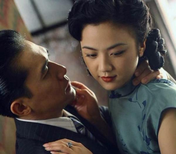 Bộ phim điện ảnh "Sắc giới" khiến tên tuổi cô nổi như cồn nhưng lại khiến cô phải trải qua thử thách lớn. Cô phải chịu nhiều án phạt vì những cảnh nóng táo bạo trong phim.