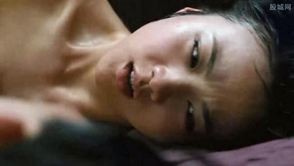 Những ấn phẩm có hình ảnh của Thang Duy bị cấm phát hành. Cô bị mất quảng cáo, mất vai diễn, thậm chí mất cả bạn trai.