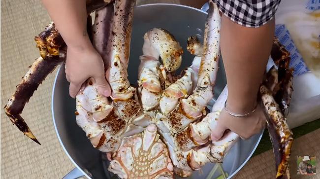 Mừng 3 triệu sub, Quỳnh Trần JP chơi lớn với mâm hải sản cua hoàng đế nặng hơn 6kg và loạt món siêu đắt-3