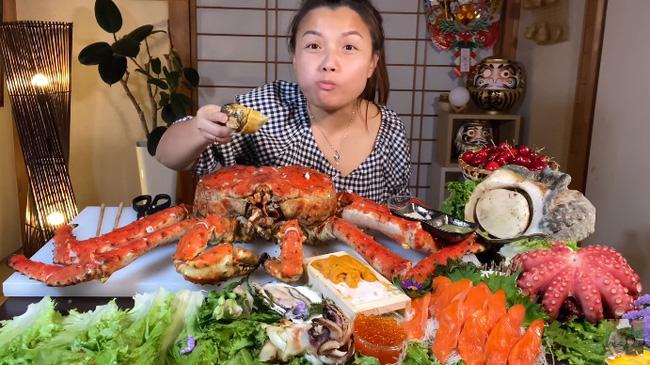 Mừng 3 triệu sub, Quỳnh Trần JP chơi lớn với mâm hải sản cua hoàng đế nặng hơn 6kg và loạt món siêu đắt-4