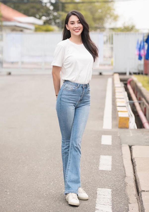 Hoa hậu Tiểu Vy lên đồ đơn giản với quần jeans và áo thun trắng nhưng vẫn đẹp rạng rỡ.