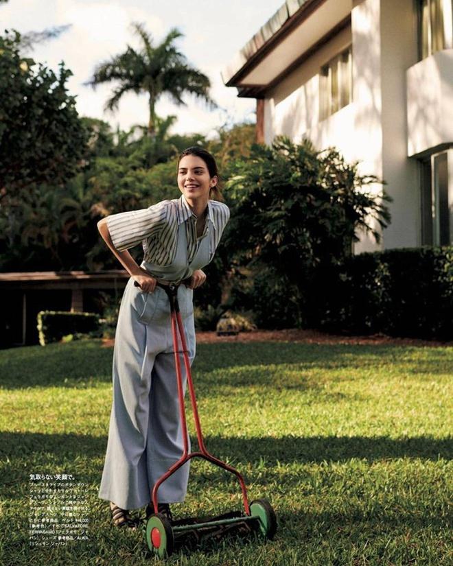 Kendall Jenner bị chê mặt đơ, tạo dáng gượng cứng trên bìa tạp chí-3