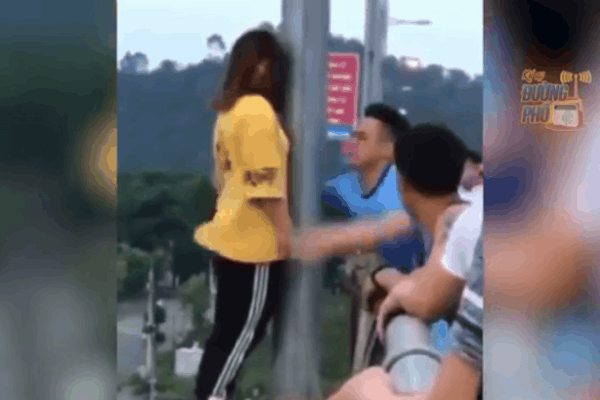 Clip: Cô gái đứng lan can định nhảy cầu tự tử và màn giải cứu gay cấn của nam thanh niên ở Lào Cai
