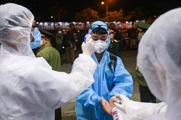 Cậu bé phải ngủ ở công viên mùa dịch đoàn tụ bố mẹ nhờ dân mạng-4