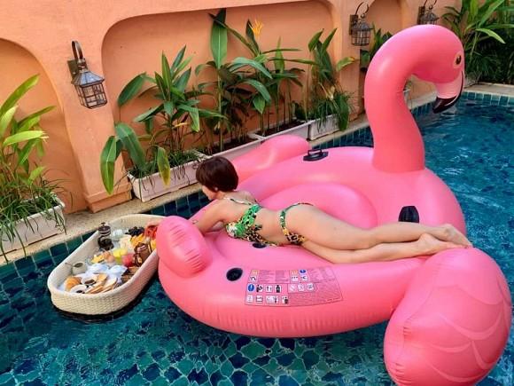 Lâu lắm rồi mới thấy ca sĩ Uyên Linh lại mặc đồ bơi nóng bỏng đến thế-2