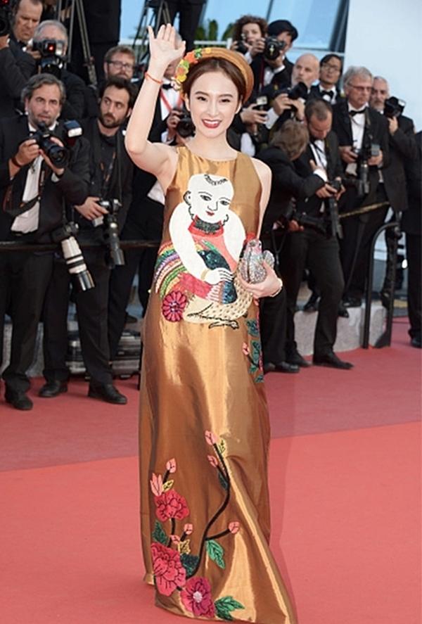 Angela Phương Trinh đại diện cho đoàn phim Taxi, em tên gì đến tham dự Liên hoan phim Cannes 2016. Đây là lần đầu tiên cô xuất hiện trên thảm đỏ của sự kiện điện ảnh quốc tế. Cô ghi điểm trong mắt truyền thông quốc tế khi diện áo dài cách tân lấy cảm hứng từ tranh Đông Hồ của NTK Thuỷ Nguyễn. Nữ diễn viên mong muốn quảng bá hình ảnh Việt Nam đến với thế giới.