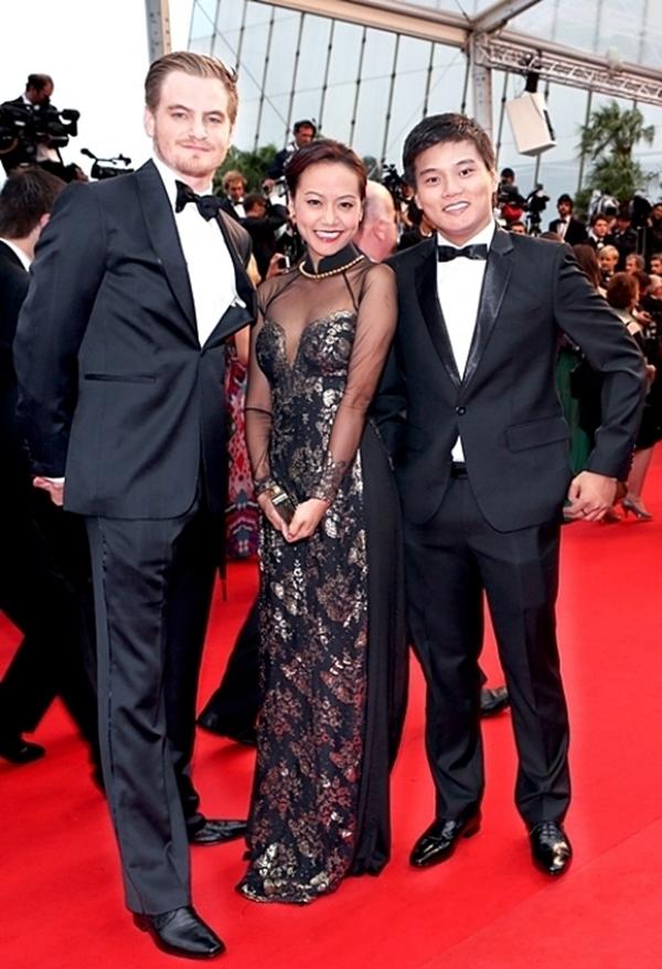 Hồng Ánh tham dự Liên hoan phim Cannes từ năm 2011. Người đẹp từng xuất hiện tại Cannes trong nhiều vai trò khác nhau. Những năm đầu, nữ diễn viên đại diện cho thế hệ kỳ cựu của điện ảnh Việt. Năm 2013, cô lần đầu đảm nhận nhiệm vụ giới thiệu tác phẩm điện ảnh Việt16:30 với thế giới. Trong cùng chuyến đi, cô mang phim Đường đua do mình làm nhà sản xuất tranh giải ở hạng mục phim ngắn.