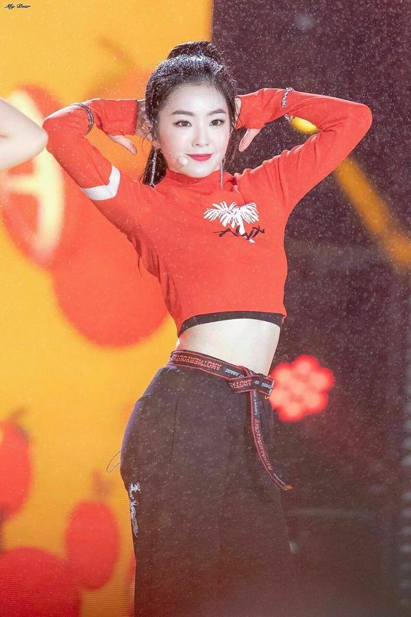 Nữ idol sinh năm 1991 hiếm khi diện outfit hở hang nên fan cũng ít khi được chiêm ngưỡng vòng eo quyến rũ của cô nàng.