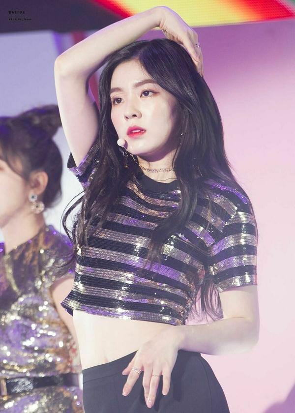 Những chiếc áo croptop giúp Irene khoe khéo thế mạnh.