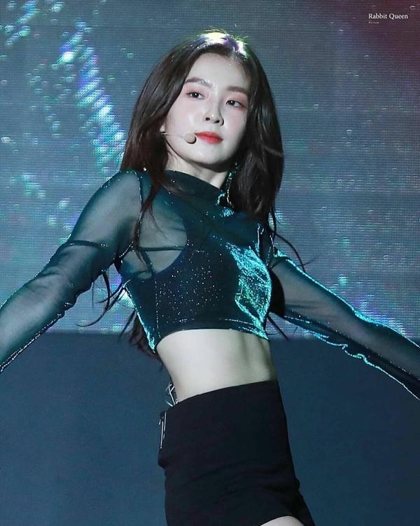 Cơ bụng hút mắt của Irene.