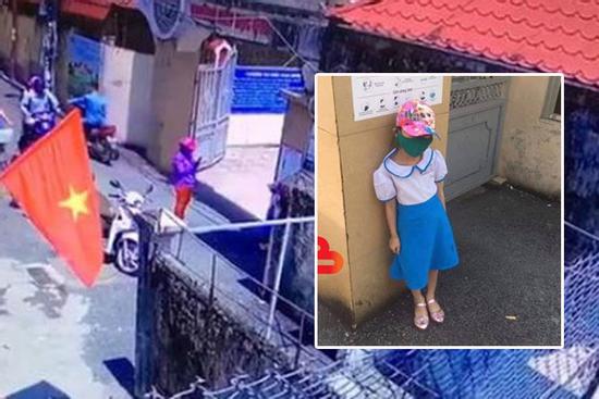 Vụ học sinh lớp 1 bị đứng ngoài nắng vì đi học sớm: Xuất hiện clip mẹ để con đứng cổng trường rồi chụp ảnh post Facebook