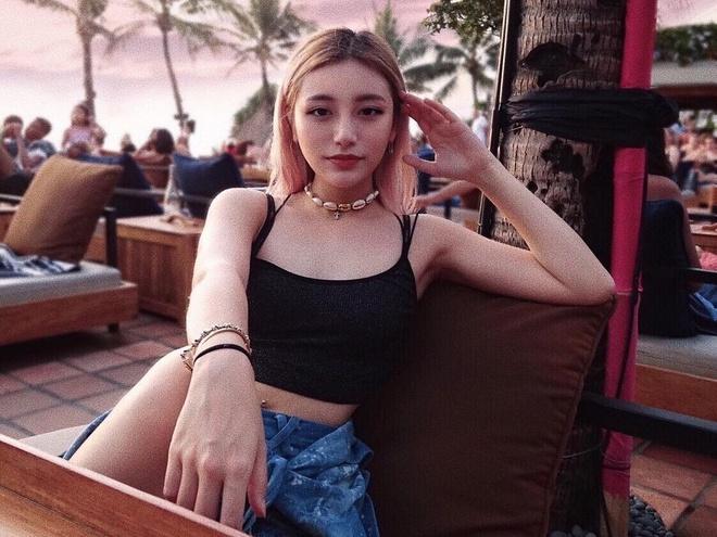 Calista Cuaca (21 tuổi) thuộc nhóm rich kid quyền lực nhất châu Á hiện nay. Cô là con gái “nữ hoàng Instagram Singapore” Jamie Chua và đại gia vận tải người Indonesia Nurdian Cuaca. Sau khi bố mẹ ly hôn năm 2011, Calista cùng anh trai sống với mẹ và được bố chu cấp tới 450.000 USD/tháng. Tiểu thư 9X có cuộc sống giàu có, sang chảnh khi sở hữu bộ sưu tập hàng hiệu đắt đỏ, siêu xe và thường xuyên đi du lịch khắp thế giới.