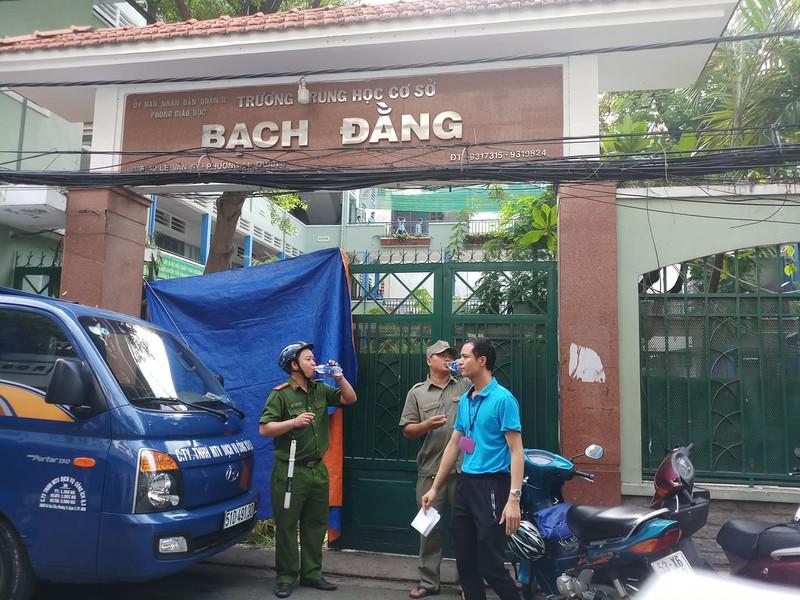 Cây phượng vĩ trong sân trường ở TP.HCM bật gốc làm 1 học sinh tử vong, nhiều em thương nặng-3