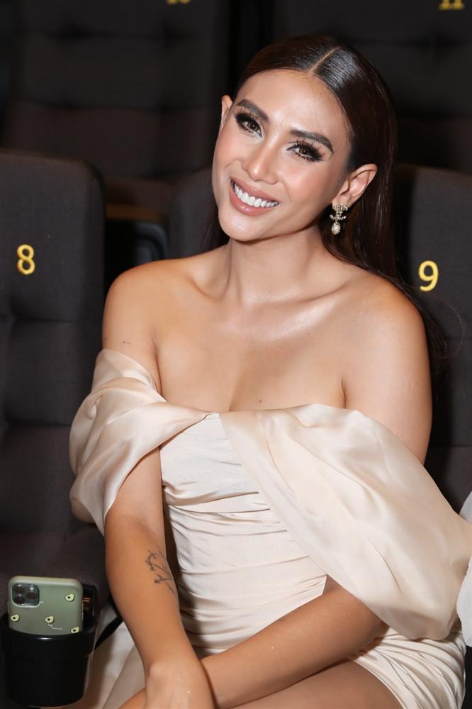 Hoàng Yến gợi cảm đến mức Hương Giang phải giúp siêu mẫu che chắn bớt độ bốc lửa-2