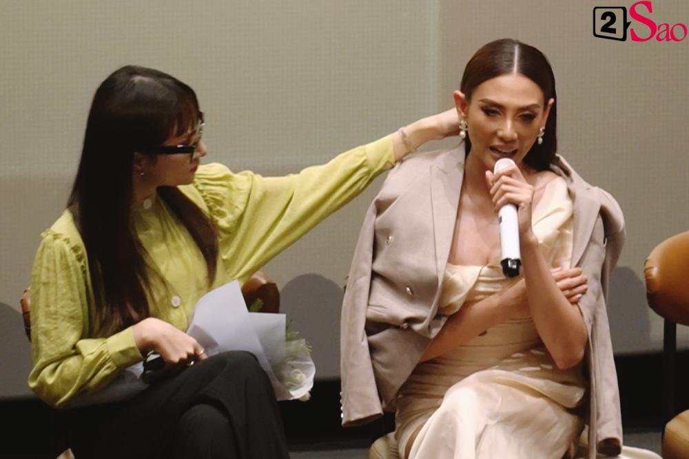 Hoàng Yến gợi cảm đến mức Hương Giang phải giúp siêu mẫu che chắn bớt độ bốc lửa-5