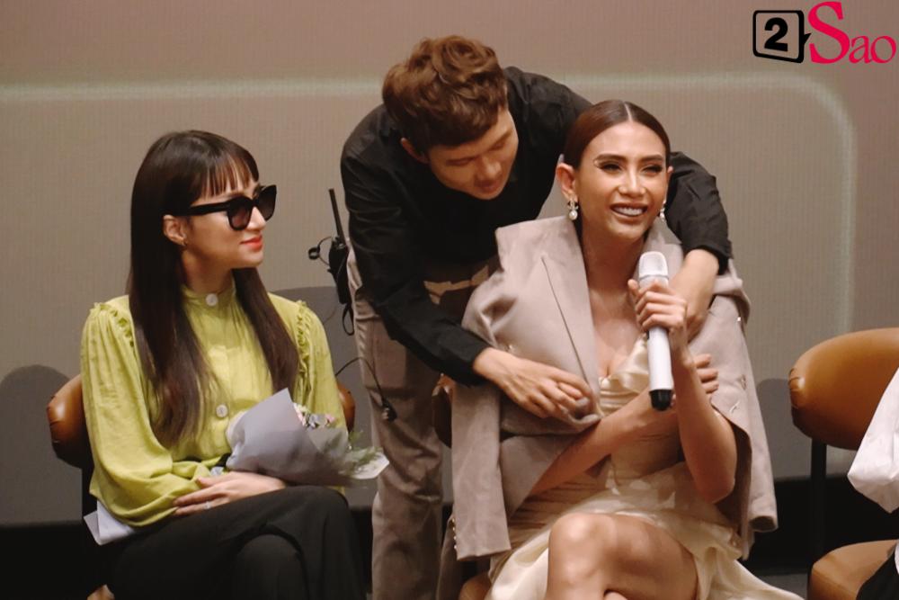 Hoàng Yến gợi cảm đến mức Hương Giang phải giúp siêu mẫu che chắn bớt độ bốc lửa-4