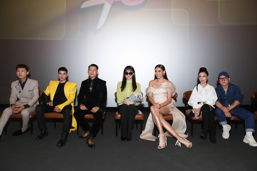 Hoàng Yến gợi cảm đến mức Hương Giang phải giúp siêu mẫu che chắn bớt độ bốc lửa-1