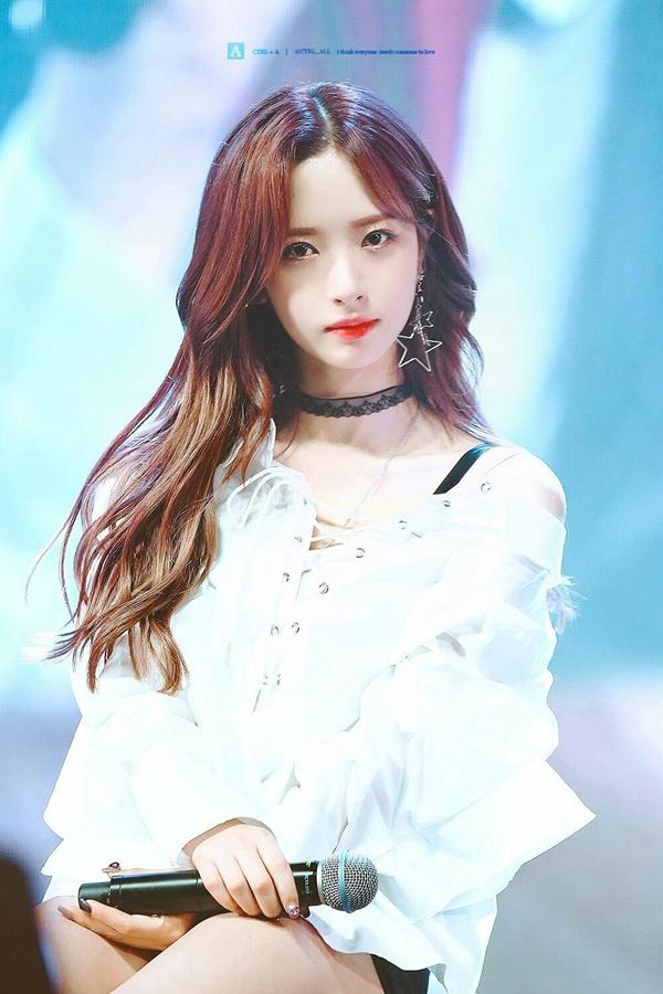 Nữ ca sĩ bị chỉ trích vì tấn công bạn cùng nhóm trên sân khấu là ai?-4