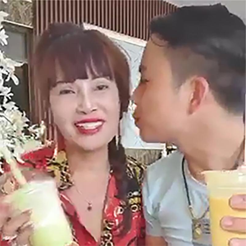 Không uống chung cốc, hôn cũng hời hợt, chồng 28 tuổi bị nghi đang gồng khi cưới vợ 63 ở Cao Bằng-1