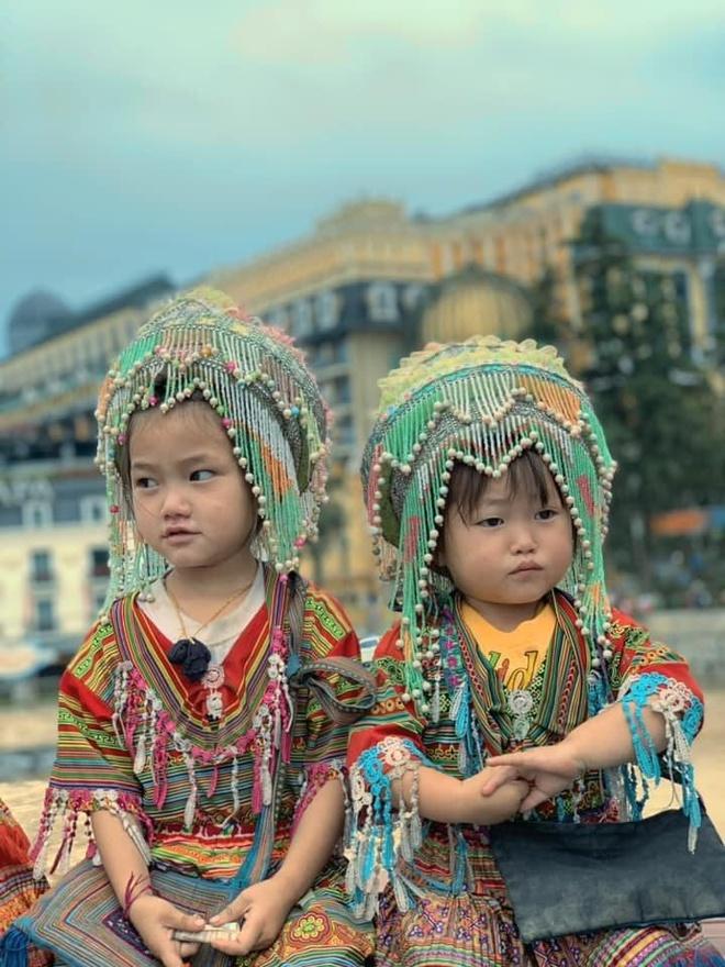 Nụ cười rạng rỡ của 2 cô bé bán hàng rong ở Sa Pa-1