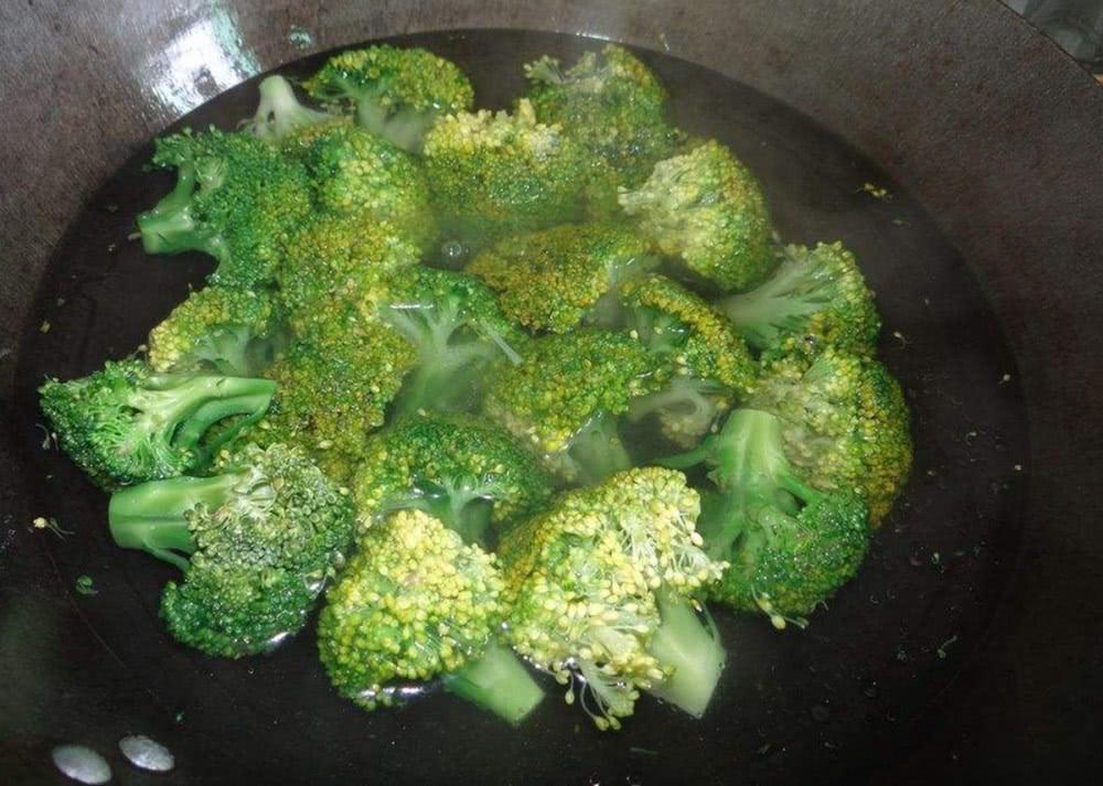 Thật sai lầm khi rửa súp lơ xanh trực tiếp với nước, thêm 2 bước nó mới sạch hoàn toàn-2