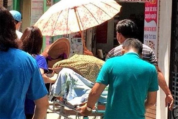 Mẹ nằm băng ca về đưa tang con tử nạn ở sân trường-2