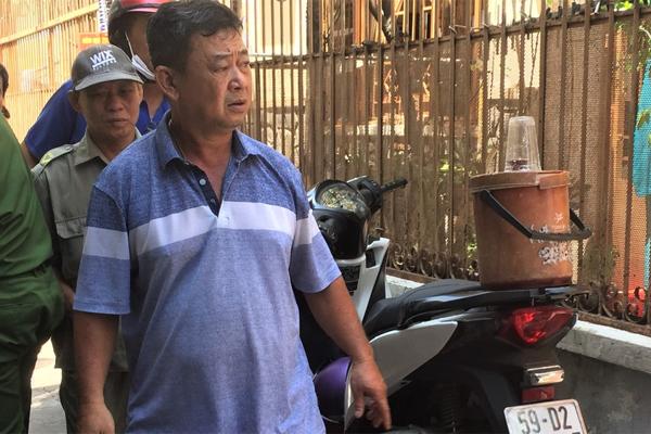 Mẹ nằm băng ca về đưa tang con tử nạn ở sân trường-1