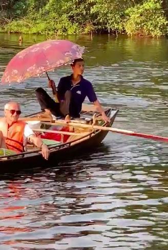 Hình ảnh người đàn ông chèo thuyền ở Tràng An với tư thế 1-0-2 bất ngờ được khen nức nở và nổi khắp mạng Tiktok-2