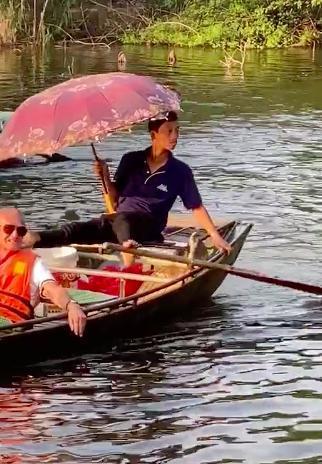 Hình ảnh người đàn ông chèo thuyền ở Tràng An với tư thế 1-0-2 bất ngờ được khen nức nở và nổi khắp mạng Tiktok-1