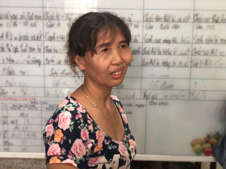 Nghi vấn vụ học sinh lớp 1 đứng ở cổng trường là dàn dựng: Phụ huynh nói gì?-1