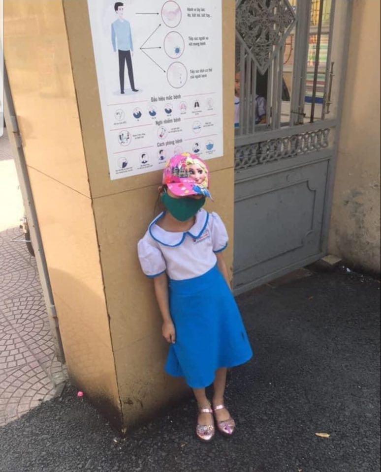 Nghi vấn vụ học sinh lớp 1 đứng ở cổng trường là dàn dựng: Phụ huynh nói gì?-2