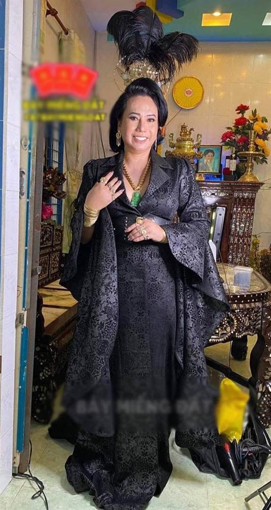 Gu thời trang cồng kềnh, đồng bóng của cô Minh Hiếu 7 miếng đất-2