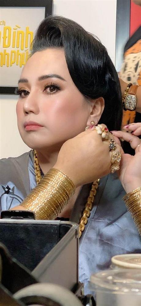 Gu thời trang cồng kềnh, đồng bóng của cô Minh Hiếu 7 miếng đất-5