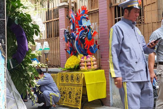 Trước khi qua đời tại bệnh viện vì bị cây đè trúng, nam sinh lớp 6 vẫn gắng gượng thì thào với thầy cô 'Em không sao'