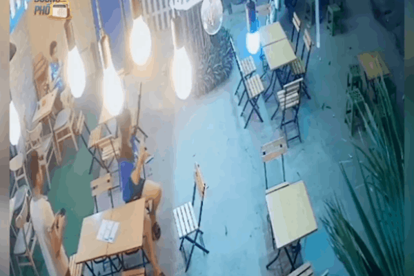 Clip: Pha 'lọt khe, xé gió' của nam thanh niên phi xe máy thẳng vào quán cafe khiến chủ tiệm hết hồn