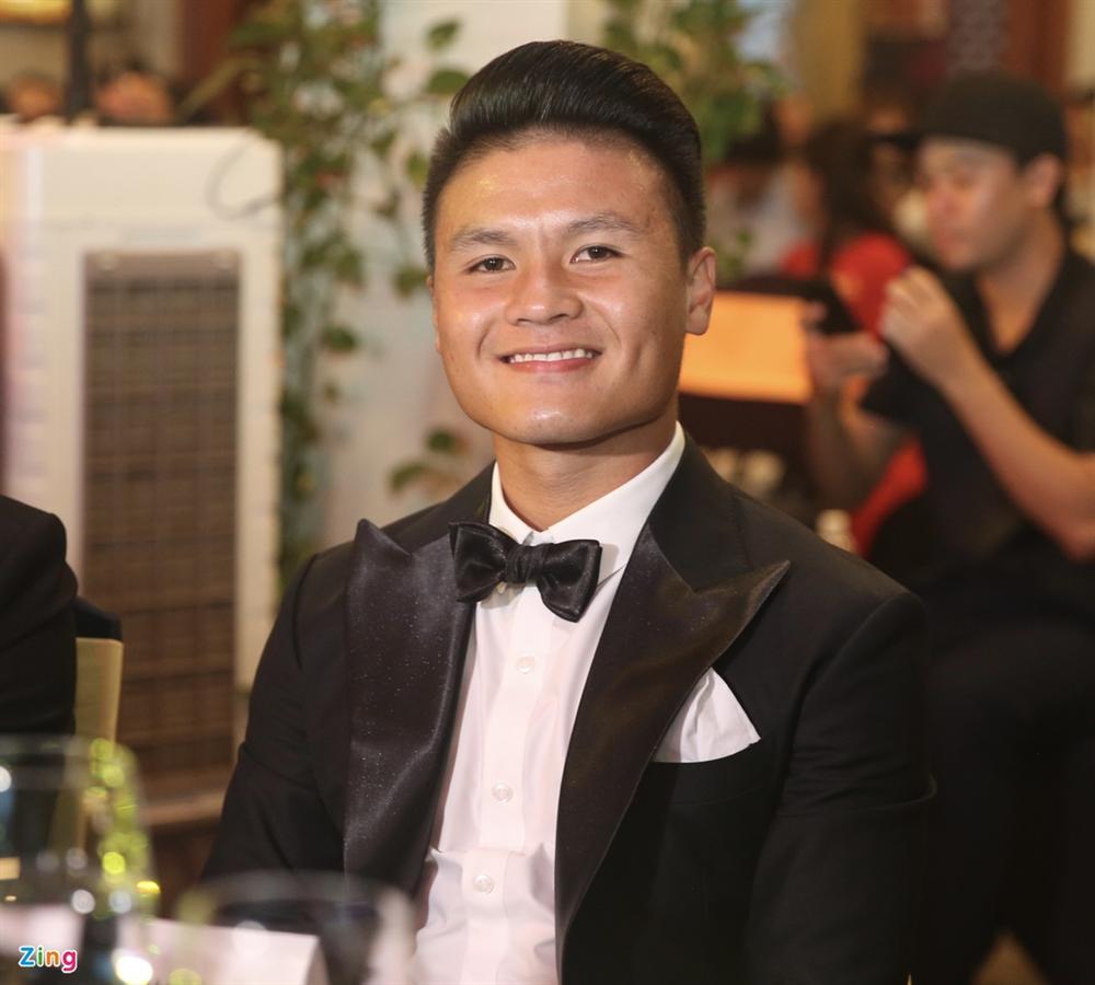 Huỳnh Anh rạng rỡ bên Quang Hải tại gala Quả bóng vàng 2019-1