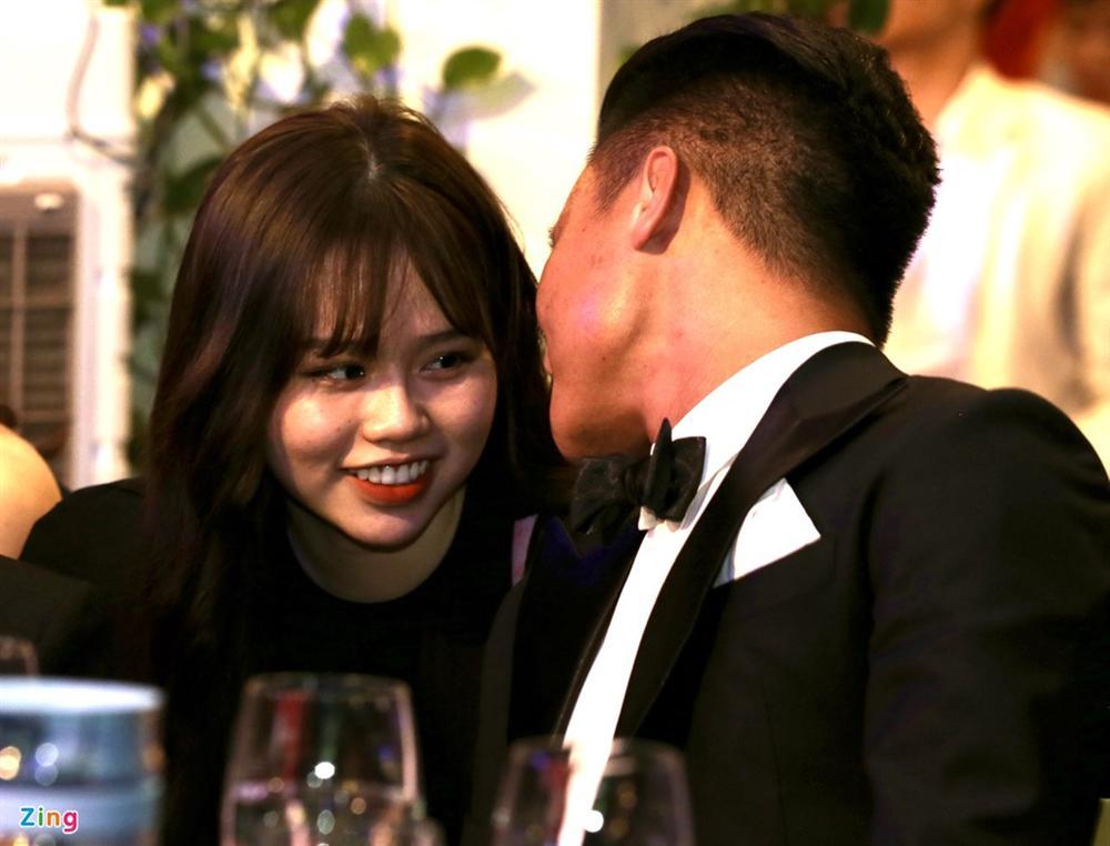 Huỳnh Anh rạng rỡ bên Quang Hải tại gala Quả bóng vàng 2019-3