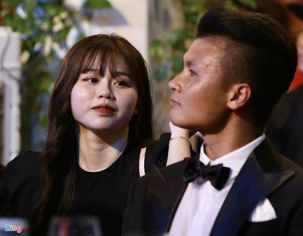 Huỳnh Anh rạng rỡ bên Quang Hải tại gala Quả bóng vàng 2019-4