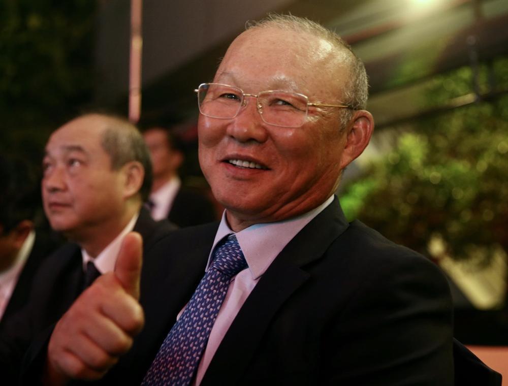 Huỳnh Anh rạng rỡ bên Quang Hải tại gala Quả bóng vàng 2019-5