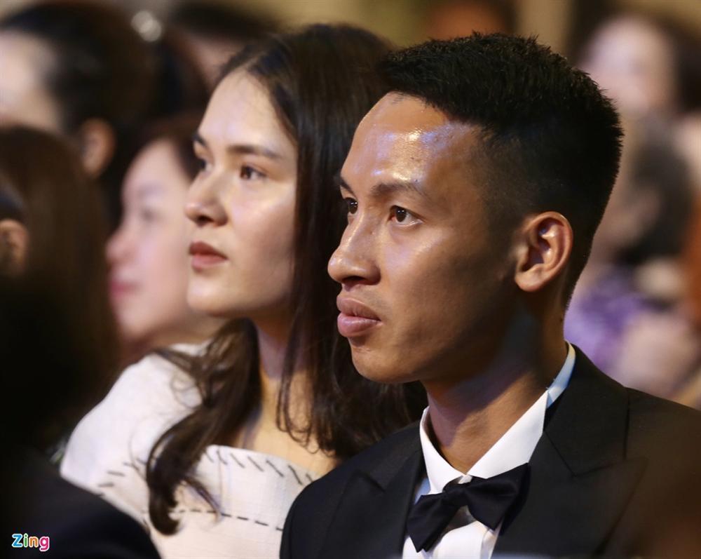Huỳnh Anh rạng rỡ bên Quang Hải tại gala Quả bóng vàng 2019-6
