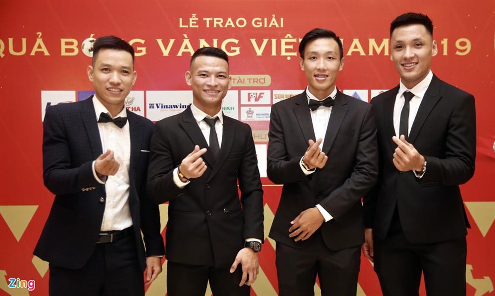 Huỳnh Anh rạng rỡ bên Quang Hải tại gala Quả bóng vàng 2019-7